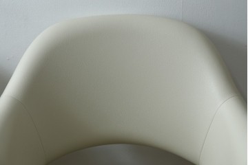 新古　未使用　ほぼ新品　Knoll(ノル)　本革(レザー)　生地KT Collection　脚エボニーウッド　Saarinen Collection Conference Arm Chair(サーリネン コレクション カンファレンス アームチェア)　シンプルで使い勝手の良いアームチェア2脚セット　定価約48万円　(R-081901)