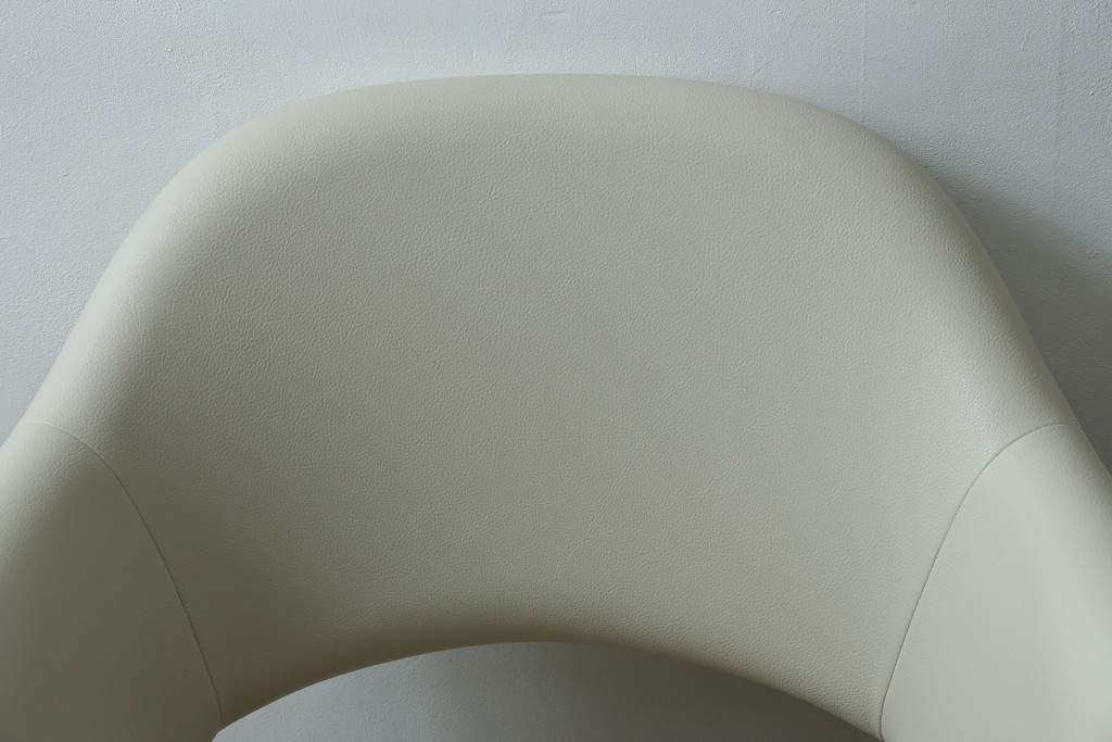 新古　未使用　ほぼ新品　Knoll(ノル)　本革(レザー)　生地KT Collection　脚エボニーウッド　Saarinen Collection Conference Arm Chair(サーリネン コレクション カンファレンス アームチェア)　シンプルで使い勝手の良いアームチェア2脚セット　定価約48万円　(R-081901)