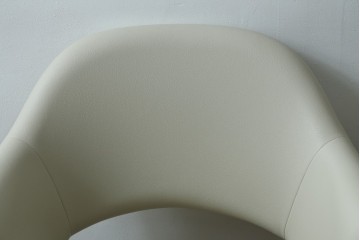 新古　未使用　ほぼ新品　Knoll(ノル)　本革(レザー)　生地KT Collection　脚エボニーウッド　Saarinen Collection Conference Arm Chair(サーリネン コレクション カンファレンス アームチェア)　シンプルで使い勝手の良いアームチェア2脚セット　定価約48万円　(R-081901)