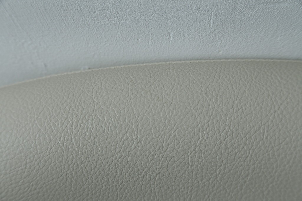 新古　未使用　ほぼ新品　Knoll(ノル)　本革(レザー)　生地KT Collection　脚エボニーウッド　Saarinen Collection Conference Arm Chair(サーリネン コレクション カンファレンス アームチェア)　シンプルで使い勝手の良いアームチェア2脚セット　定価約48万円　(R-081901)