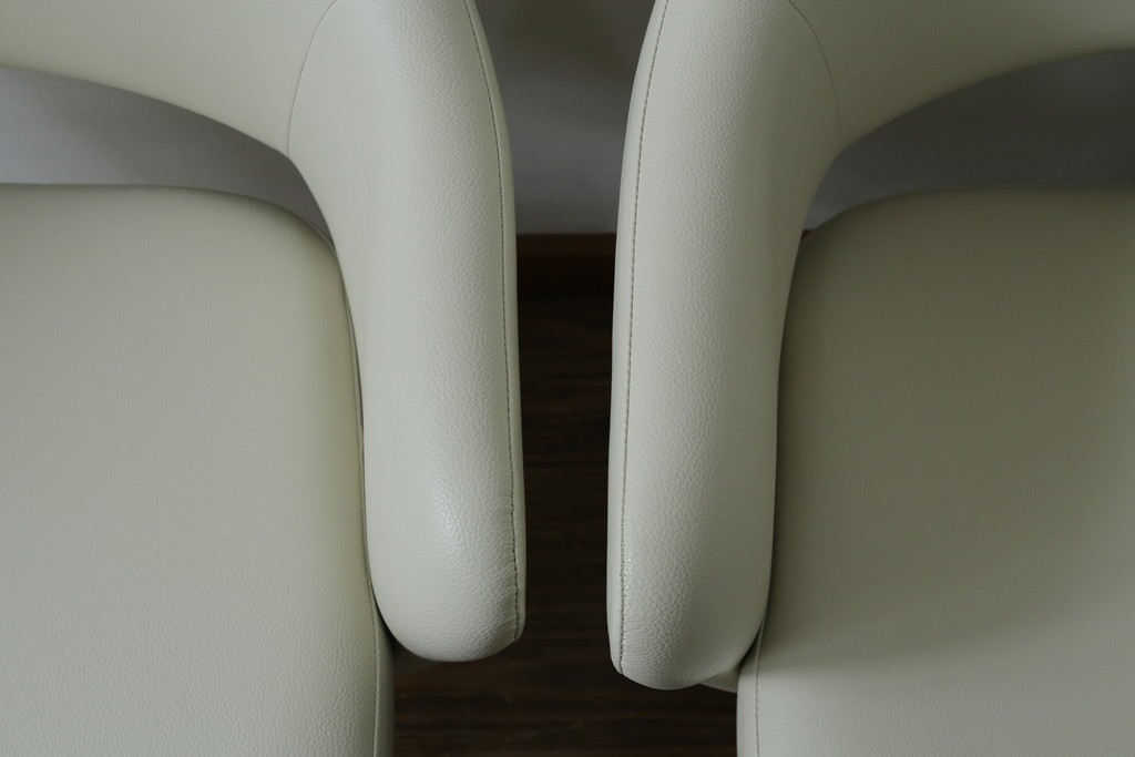 新古　未使用　ほぼ新品　Knoll(ノル)　本革(レザー)　生地KT Collection　脚エボニーウッド　Saarinen Collection Conference Arm Chair(サーリネン コレクション カンファレンス アームチェア)　シンプルで使い勝手の良いアームチェア2脚セット　定価約48万円　(R-081901)