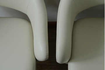 新古　未使用　ほぼ新品　Knoll(ノル)　本革(レザー)　生地KT Collection　脚エボニーウッド　Saarinen Collection Conference Arm Chair(サーリネン コレクション カンファレンス アームチェア)　シンプルで使い勝手の良いアームチェア2脚セット　定価約48万円　(R-081901)