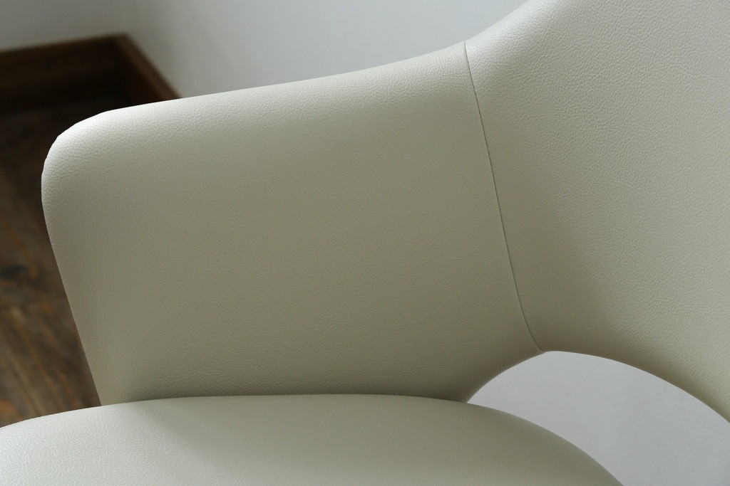 新古　未使用　ほぼ新品　Knoll(ノル)　本革(レザー)　生地KT Collection　脚エボニーウッド　Saarinen Collection Conference Arm Chair(サーリネン コレクション カンファレンス アームチェア)　シンプルで使い勝手の良いアームチェア2脚セット　定価約48万円　(R-081901)