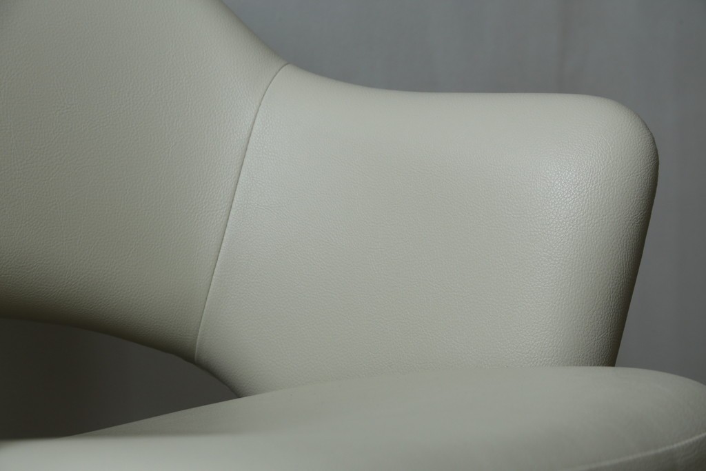 新古　未使用　ほぼ新品　Knoll(ノル)　本革(レザー)　生地KT Collection　脚エボニーウッド　Saarinen Collection Conference Arm Chair(サーリネン コレクション カンファレンス アームチェア)　シンプルで使い勝手の良いアームチェア2脚セット　定価約48万円　(R-081901)