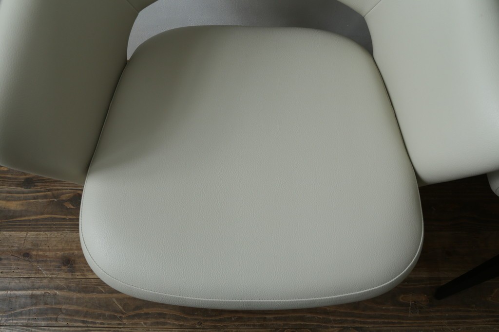 新古　未使用　ほぼ新品　Knoll(ノル)　本革(レザー)　生地KT Collection　脚エボニーウッド　Saarinen Collection Conference Arm Chair(サーリネン コレクション カンファレンス アームチェア)　シンプルで使い勝手の良いアームチェア2脚セット　定価約48万円　(R-081901)