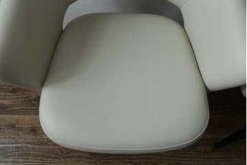 新古　未使用　ほぼ新品　Knoll(ノル)　本革(レザー)　生地KT Collection　脚エボニーウッド　Saarinen Collection Conference Arm Chair(サーリネン コレクション カンファレンス アームチェア)　シンプルで使い勝手の良いアームチェア2脚セット　定価約48万円　(R-081901)