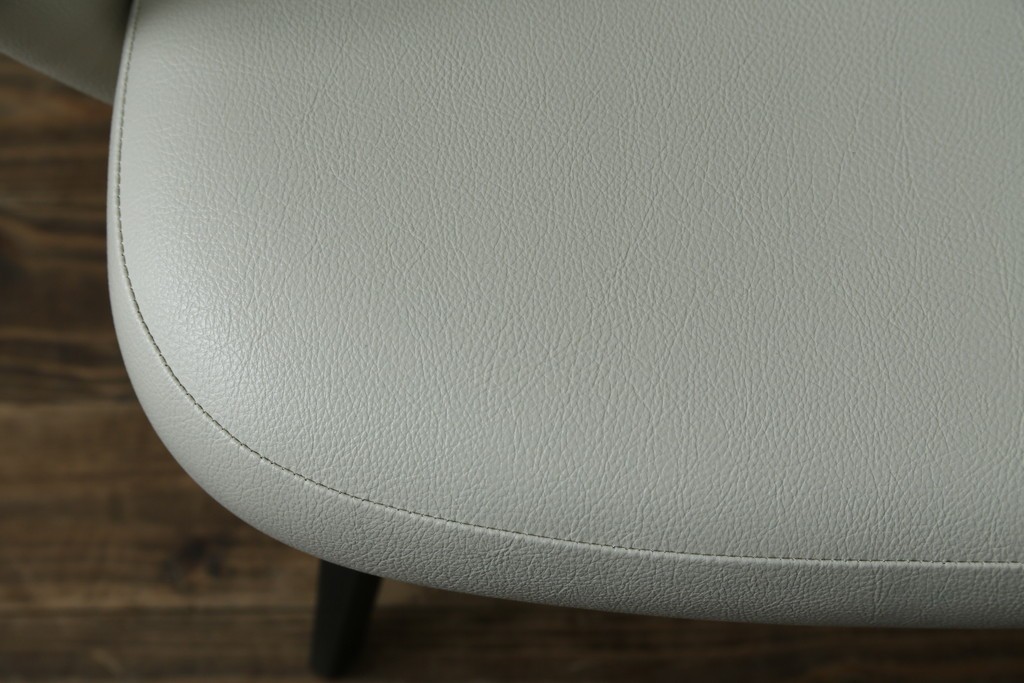 新古　未使用　ほぼ新品　Knoll(ノル)　本革(レザー)　生地KT Collection　脚エボニーウッド　Saarinen Collection Conference Arm Chair(サーリネン コレクション カンファレンス アームチェア)　シンプルで使い勝手の良いアームチェア2脚セット　定価約48万円　(R-081901)