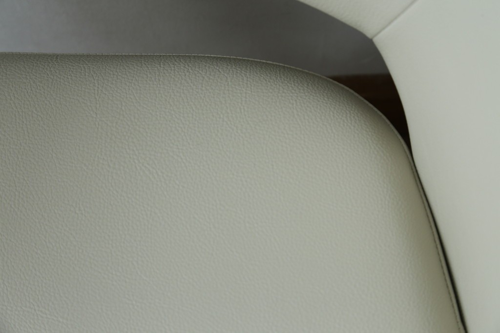 新古　未使用　ほぼ新品　Knoll(ノル)　本革(レザー)　生地KT Collection　脚エボニーウッド　Saarinen Collection Conference Arm Chair(サーリネン コレクション カンファレンス アームチェア)　シンプルで使い勝手の良いアームチェア2脚セット　定価約48万円　(R-081901)