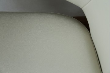 新古　未使用　ほぼ新品　Knoll(ノル)　本革(レザー)　生地KT Collection　脚エボニーウッド　Saarinen Collection Conference Arm Chair(サーリネン コレクション カンファレンス アームチェア)　シンプルで使い勝手の良いアームチェア2脚セット　定価約48万円　(R-081901)