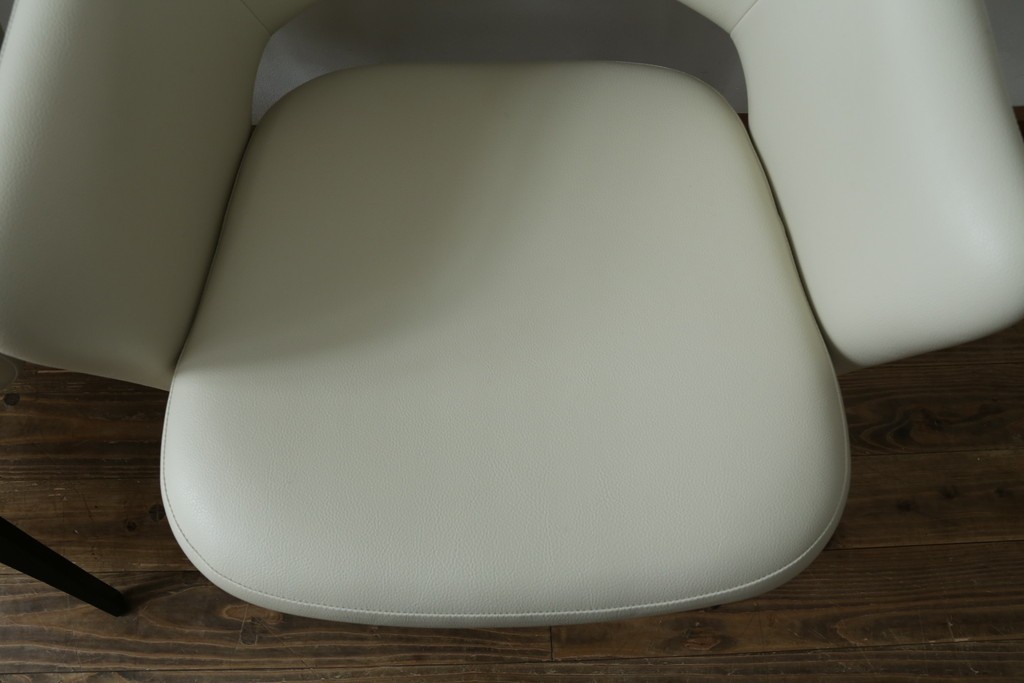 新古　未使用　ほぼ新品　Knoll(ノル)　本革(レザー)　生地KT Collection　脚エボニーウッド　Saarinen Collection Conference Arm Chair(サーリネン コレクション カンファレンス アームチェア)　シンプルで使い勝手の良いアームチェア2脚セット　定価約48万円　(R-081901)