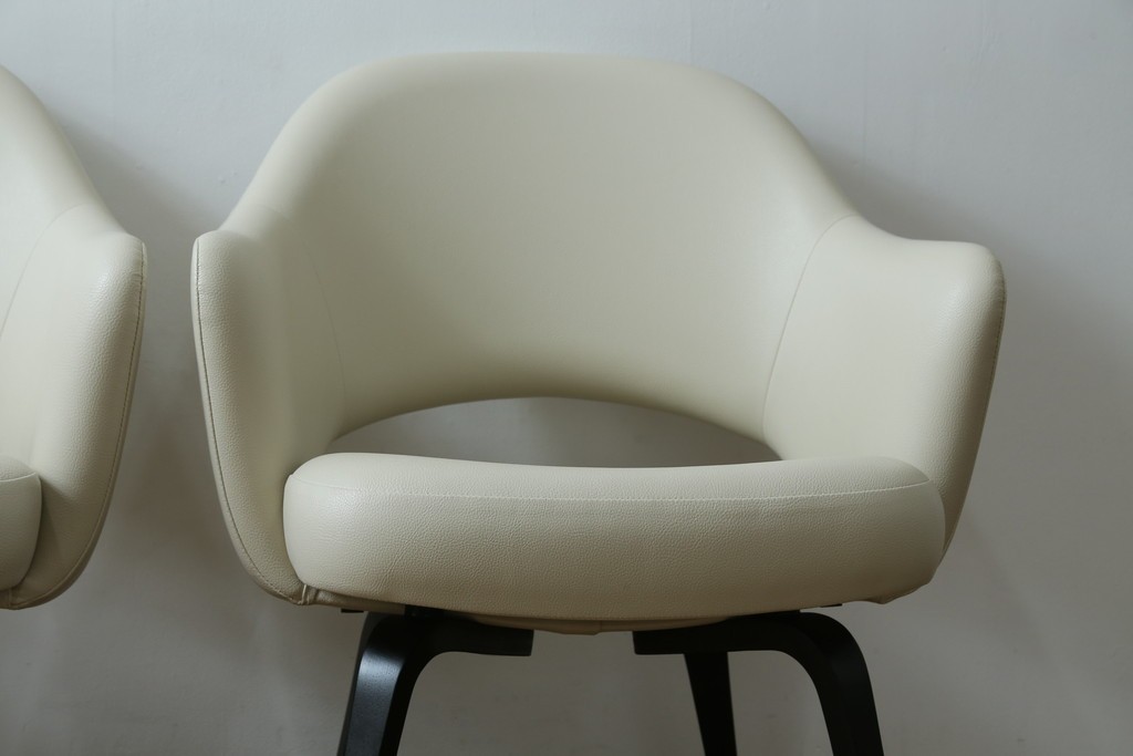新古　未使用　ほぼ新品　Knoll(ノル)　本革(レザー)　生地KT Collection　脚エボニーウッド　Saarinen Collection Conference Arm Chair(サーリネン コレクション カンファレンス アームチェア)　シンプルで使い勝手の良いアームチェア2脚セット　定価約48万円　(R-081901)