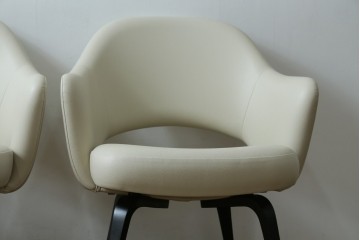新古　未使用　ほぼ新品　Knoll(ノル)　本革(レザー)　生地KT Collection　脚エボニーウッド　Saarinen Collection Conference Arm Chair(サーリネン コレクション カンファレンス アームチェア)　シンプルで使い勝手の良いアームチェア2脚セット　定価約48万円　(R-081901)