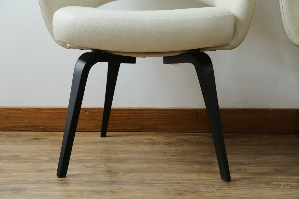 新古　未使用　ほぼ新品　Knoll(ノル)　本革(レザー)　生地KT Collection　脚エボニーウッド　Saarinen Collection Conference Arm Chair(サーリネン コレクション カンファレンス アームチェア)　シンプルで使い勝手の良いアームチェア2脚セット　定価約48万円　(R-081901)