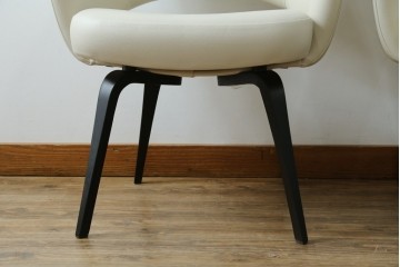 新古　未使用　ほぼ新品　Knoll(ノル)　本革(レザー)　生地KT Collection　脚エボニーウッド　Saarinen Collection Conference Arm Chair(サーリネン コレクション カンファレンス アームチェア)　シンプルで使い勝手の良いアームチェア2脚セット　定価約48万円　(R-081901)
