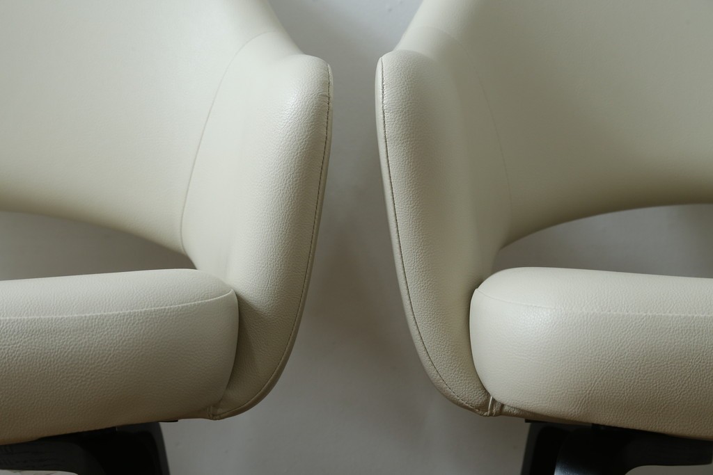 新古　未使用　ほぼ新品　Knoll(ノル)　本革(レザー)　生地KT Collection　脚エボニーウッド　Saarinen Collection Conference Arm Chair(サーリネン コレクション カンファレンス アームチェア)　シンプルで使い勝手の良いアームチェア2脚セット　定価約48万円　(R-081901)