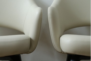 新古　未使用　ほぼ新品　Knoll(ノル)　本革(レザー)　生地KT Collection　脚エボニーウッド　Saarinen Collection Conference Arm Chair(サーリネン コレクション カンファレンス アームチェア)　シンプルで使い勝手の良いアームチェア2脚セット　定価約48万円　(R-081901)