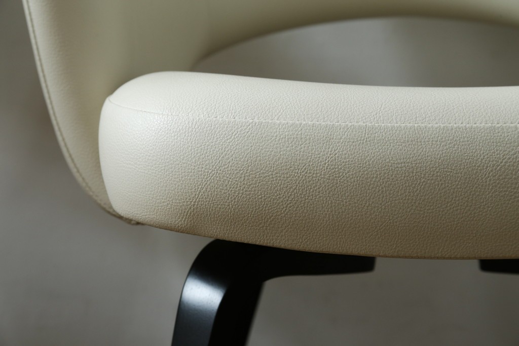 新古　未使用　ほぼ新品　Knoll(ノル)　本革(レザー)　生地KT Collection　脚エボニーウッド　Saarinen Collection Conference Arm Chair(サーリネン コレクション カンファレンス アームチェア)　シンプルで使い勝手の良いアームチェア2脚セット　定価約48万円　(R-081901)