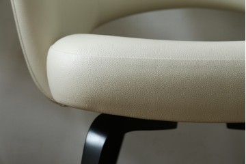 新古　未使用　ほぼ新品　Knoll(ノル)　本革(レザー)　生地KT Collection　脚エボニーウッド　Saarinen Collection Conference Arm Chair(サーリネン コレクション カンファレンス アームチェア)　シンプルで使い勝手の良いアームチェア2脚セット　定価約48万円　(R-081901)