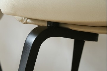 新古　未使用　ほぼ新品　Knoll(ノル)　本革(レザー)　生地KT Collection　脚エボニーウッド　Saarinen Collection Conference Arm Chair(サーリネン コレクション カンファレンス アームチェア)　シンプルで使い勝手の良いアームチェア2脚セット　定価約48万円　(R-081901)