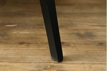 新古　未使用　ほぼ新品　Knoll(ノル)　本革(レザー)　生地KT Collection　脚エボニーウッド　Saarinen Collection Conference Arm Chair(サーリネン コレクション カンファレンス アームチェア)　シンプルで使い勝手の良いアームチェア2脚セット　定価約48万円　(R-081901)