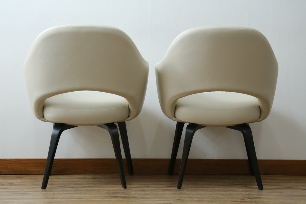 新古　未使用　ほぼ新品　Knoll(ノル)　本革(レザー)　生地KT Collection　脚エボニーウッド　Saarinen Collection Conference Arm Chair(サーリネン コレクション カンファレンス アームチェア)　シンプルで使い勝手の良いアームチェア2脚セット　定価約48万円　(R-081901)