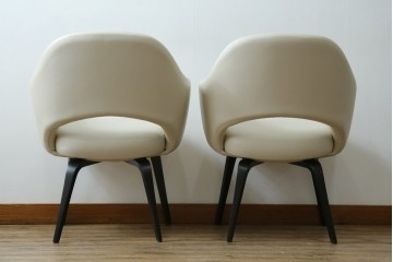新古　未使用　ほぼ新品　Knoll(ノル)　本革(レザー)　生地KT Collection　脚エボニーウッド　Saarinen Collection Conference Arm Chair(サーリネン コレクション カンファレンス アームチェア)　シンプルで使い勝手の良いアームチェア2脚セット　定価約48万円　(R-081901)