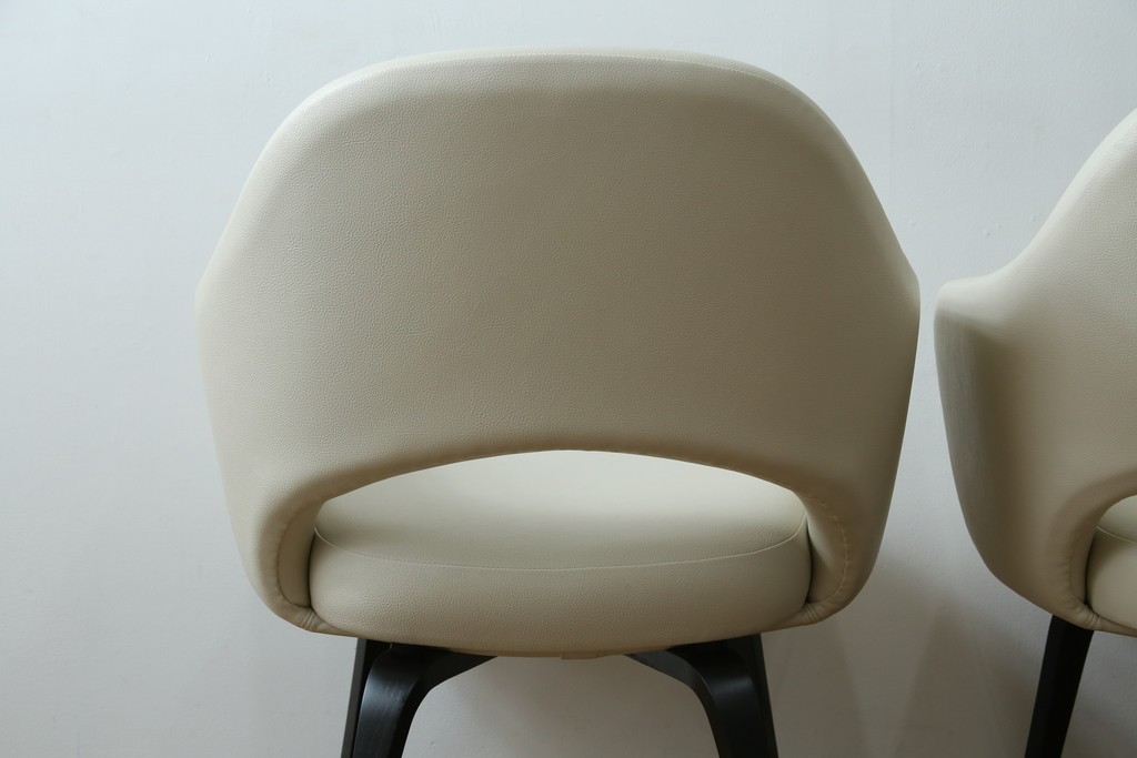 新古　未使用　ほぼ新品　Knoll(ノル)　本革(レザー)　生地KT Collection　脚エボニーウッド　Saarinen Collection Conference Arm Chair(サーリネン コレクション カンファレンス アームチェア)　シンプルで使い勝手の良いアームチェア2脚セット　定価約48万円　(R-081901)