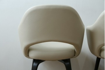 新古　未使用　ほぼ新品　Knoll(ノル)　本革(レザー)　生地KT Collection　脚エボニーウッド　Saarinen Collection Conference Arm Chair(サーリネン コレクション カンファレンス アームチェア)　シンプルで使い勝手の良いアームチェア2脚セット　定価約48万円　(R-081901)