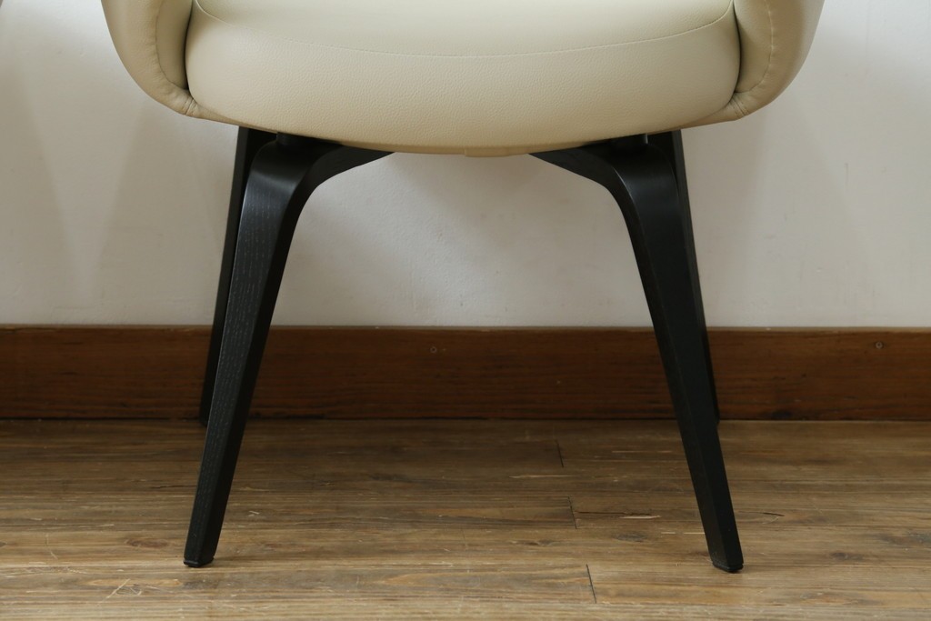新古　未使用　ほぼ新品　Knoll(ノル)　本革(レザー)　生地KT Collection　脚エボニーウッド　Saarinen Collection Conference Arm Chair(サーリネン コレクション カンファレンス アームチェア)　シンプルで使い勝手の良いアームチェア2脚セット　定価約48万円　(R-081901)