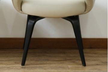 新古　未使用　ほぼ新品　Knoll(ノル)　本革(レザー)　生地KT Collection　脚エボニーウッド　Saarinen Collection Conference Arm Chair(サーリネン コレクション カンファレンス アームチェア)　シンプルで使い勝手の良いアームチェア2脚セット　定価約48万円　(R-081901)