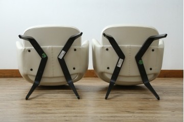 新古　未使用　ほぼ新品　Knoll(ノル)　本革(レザー)　生地KT Collection　脚エボニーウッド　Saarinen Collection Conference Arm Chair(サーリネン コレクション カンファレンス アームチェア)　シンプルで使い勝手の良いアームチェア2脚セット　定価約48万円　(R-081901)