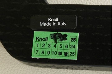 新古　未使用　ほぼ新品　Knoll(ノル)　本革(レザー)　生地KT Collection　脚エボニーウッド　Saarinen Collection Conference Arm Chair(サーリネン コレクション カンファレンス アームチェア)　シンプルで使い勝手の良いアームチェア2脚セット　定価約48万円　(R-081901)