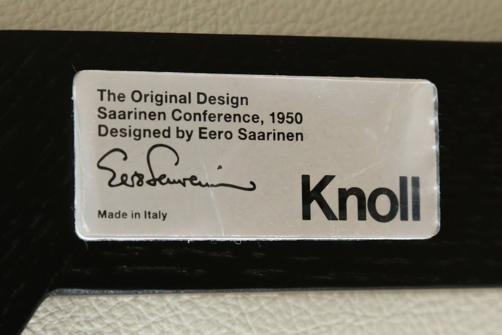 新古　未使用　ほぼ新品　Knoll(ノル)　本革(レザー)　生地KT Collection　脚エボニーウッド　Saarinen Collection Conference Arm Chair(サーリネン コレクション カンファレンス アームチェア)　シンプルで使い勝手の良いアームチェア2脚セット　定価約48万円　(R-081901)