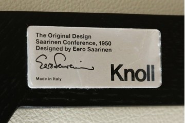 新古　未使用　ほぼ新品　Knoll(ノル)　本革(レザー)　生地KT Collection　脚エボニーウッド　Saarinen Collection Conference Arm Chair(サーリネン コレクション カンファレンス アームチェア)　シンプルで使い勝手の良いアームチェア2脚セット　定価約48万円　(R-081901)