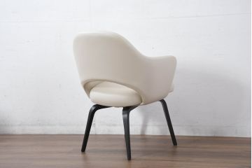 中古　新古品　ほぼ新品　Knoll(ノル)　本革(レザー)　生地KT Collection　脚エボニーウッド　Saarinen Collection Conference Arm Chair(サーリネン コレクション カンファレンス アームチェア)　シンプルで使い勝手の良いアームチェア2脚セット(椅子、イス、バラ売り可能)(定価約48万円)(R-081901)
