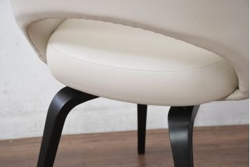中古　新古品　ほぼ新品　Knoll(ノル)　本革(レザー)　生地KT Collection　脚エボニーウッド　Saarinen Collection Conference Arm Chair(サーリネン コレクション カンファレンス アームチェア)　シンプルで使い勝手の良いアームチェア2脚セット(椅子、イス、バラ売り可能)(定価約48万円)(R-081901)