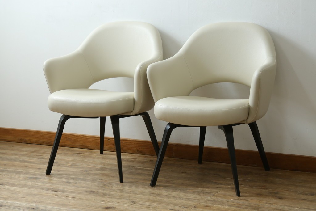 新古　未使用　Knoll(ノル)　本革(レザー)　生地KT Collection　脚エボニーウッド　Saarinen Collection Conference Arm Chair(サーリネン コレクション カンファレンス アームチェア)　シンプルで使い勝手の良いアームチェア2脚セット　定価約48万円　(R-081902)
