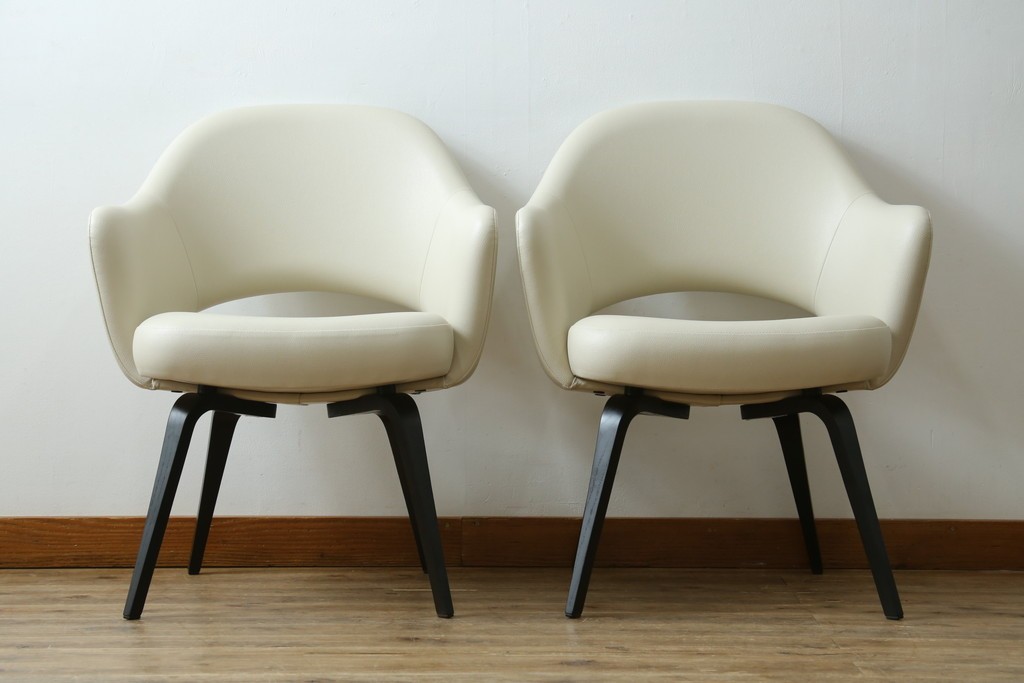 新古　未使用　Knoll(ノル)　本革(レザー)　生地KT Collection　脚エボニーウッド　Saarinen Collection Conference Arm Chair(サーリネン コレクション カンファレンス アームチェア)　シンプルで使い勝手の良いアームチェア2脚セット　定価約48万円　(R-081902)