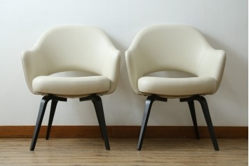新古　未使用　Knoll(ノル)　本革(レザー)　生地KT Collection　脚エボニーウッド　Saarinen Collection Conference Arm Chair(サーリネン コレクション カンファレンス アームチェア)　シンプルで使い勝手の良いアームチェア2脚セット　定価約48万円　(R-081902)