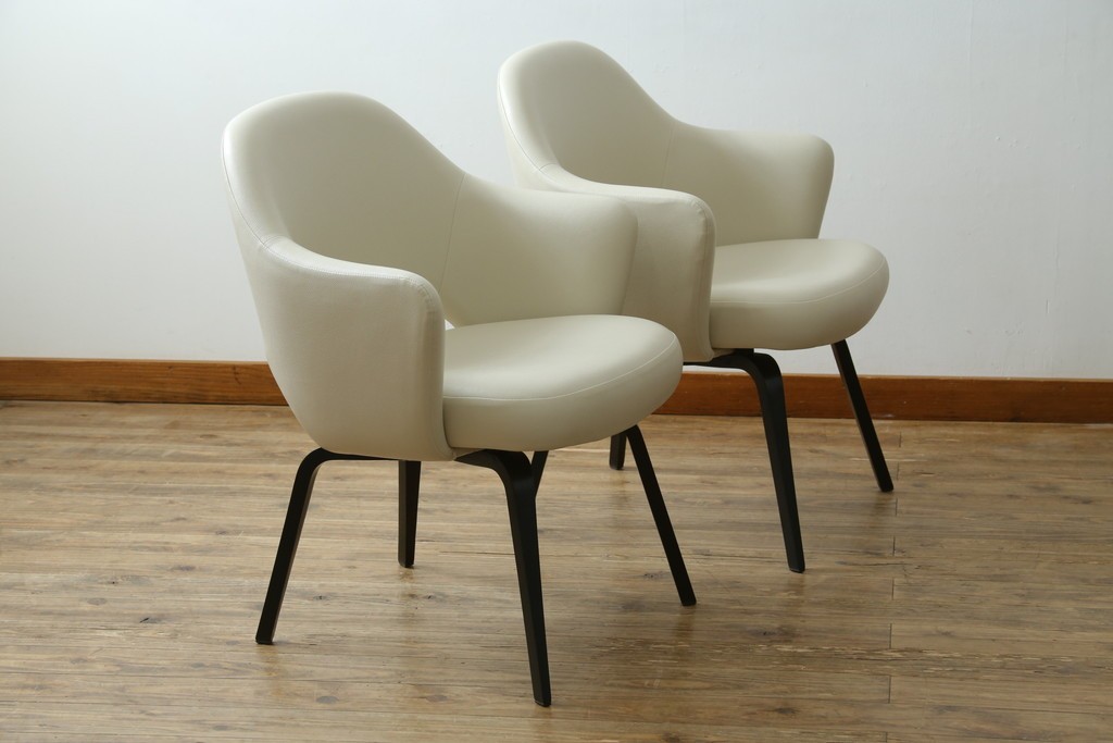 新古　未使用　Knoll(ノル)　本革(レザー)　生地KT Collection　脚エボニーウッド　Saarinen Collection Conference Arm Chair(サーリネン コレクション カンファレンス アームチェア)　シンプルで使い勝手の良いアームチェア2脚セット　定価約48万円　(R-081902)