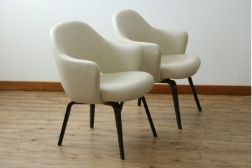 新古　未使用　Knoll(ノル)　本革(レザー)　生地KT Collection　脚エボニーウッド　Saarinen Collection Conference Arm Chair(サーリネン コレクション カンファレンス アームチェア)　シンプルで使い勝手の良いアームチェア2脚セット　定価約48万円　(R-081902)