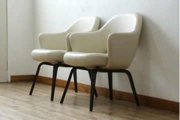 新古　未使用　Knoll(ノル)　本革(レザー)　生地KT Collection　脚エボニーウッド　Saarinen Collection Conference Arm Chair(サーリネン コレクション カンファレンス アームチェア)　シンプルで使い勝手の良いアームチェア2脚セット　定価約48万円　(R-081902)