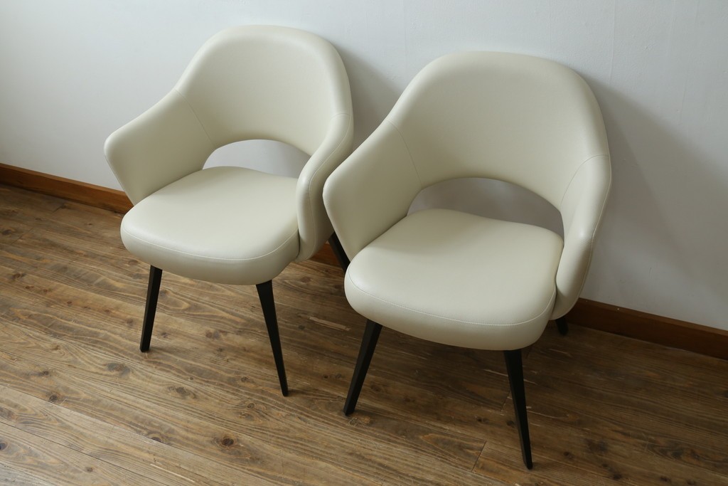 新古　未使用　Knoll(ノル)　本革(レザー)　生地KT Collection　脚エボニーウッド　Saarinen Collection Conference Arm Chair(サーリネン コレクション カンファレンス アームチェア)　シンプルで使い勝手の良いアームチェア2脚セット　定価約48万円　(R-081902)