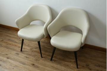 新古　未使用　Knoll(ノル)　本革(レザー)　生地KT Collection　脚エボニーウッド　Saarinen Collection Conference Arm Chair(サーリネン コレクション カンファレンス アームチェア)　シンプルで使い勝手の良いアームチェア2脚セット　定価約48万円　(R-081902)
