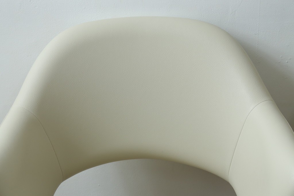新古　未使用　Knoll(ノル)　本革(レザー)　生地KT Collection　脚エボニーウッド　Saarinen Collection Conference Arm Chair(サーリネン コレクション カンファレンス アームチェア)　シンプルで使い勝手の良いアームチェア2脚セット　定価約48万円　(R-081902)