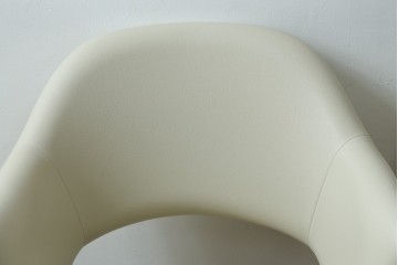 新古　未使用　Knoll(ノル)　本革(レザー)　生地KT Collection　脚エボニーウッド　Saarinen Collection Conference Arm Chair(サーリネン コレクション カンファレンス アームチェア)　シンプルで使い勝手の良いアームチェア2脚セット　定価約48万円　(R-081902)