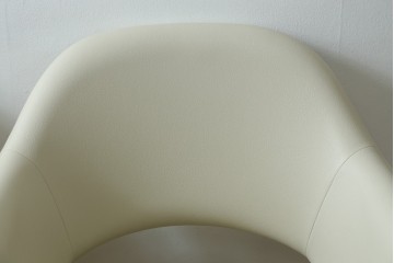 新古　未使用　Knoll(ノル)　本革(レザー)　生地KT Collection　脚エボニーウッド　Saarinen Collection Conference Arm Chair(サーリネン コレクション カンファレンス アームチェア)　シンプルで使い勝手の良いアームチェア2脚セット　定価約48万円　(R-081902)