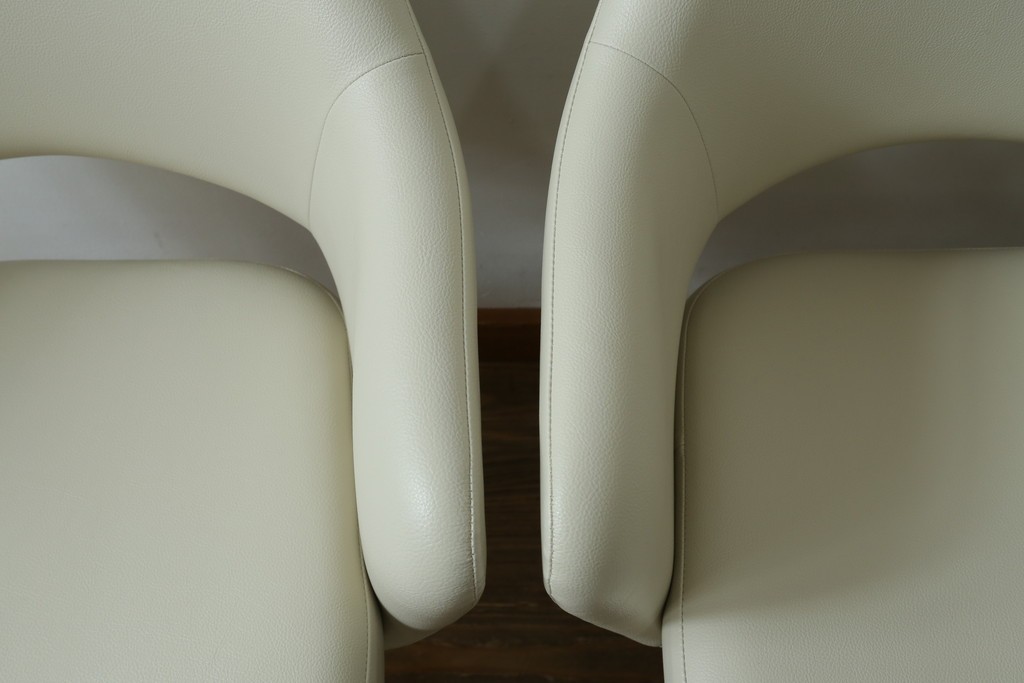 新古　未使用　Knoll(ノル)　本革(レザー)　生地KT Collection　脚エボニーウッド　Saarinen Collection Conference Arm Chair(サーリネン コレクション カンファレンス アームチェア)　シンプルで使い勝手の良いアームチェア2脚セット　定価約48万円　(R-081902)