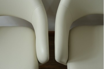 新古　未使用　Knoll(ノル)　本革(レザー)　生地KT Collection　脚エボニーウッド　Saarinen Collection Conference Arm Chair(サーリネン コレクション カンファレンス アームチェア)　シンプルで使い勝手の良いアームチェア2脚セット　定価約48万円　(R-081902)