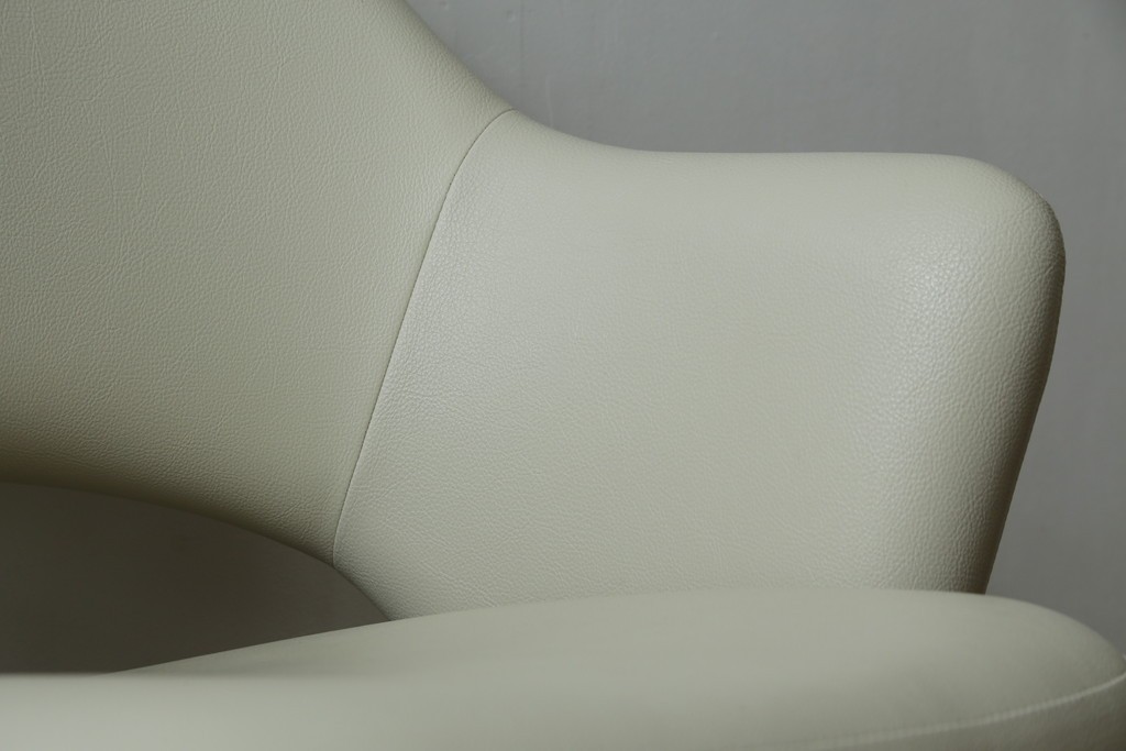 新古　未使用　Knoll(ノル)　本革(レザー)　生地KT Collection　脚エボニーウッド　Saarinen Collection Conference Arm Chair(サーリネン コレクション カンファレンス アームチェア)　シンプルで使い勝手の良いアームチェア2脚セット　定価約48万円　(R-081902)
